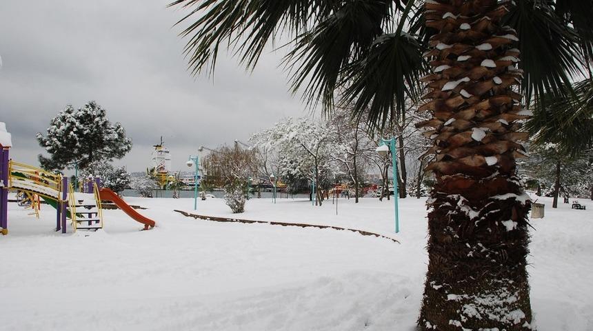Sinop kent merkezine mevsimin ilk karı yağdı