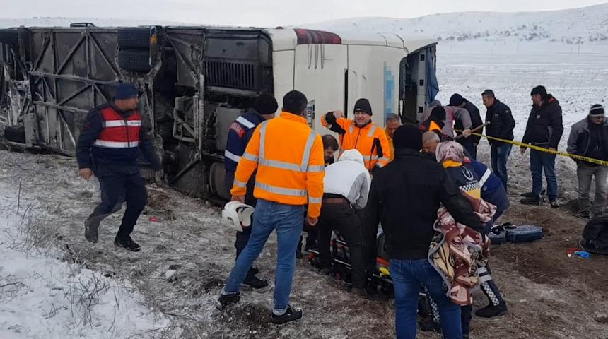 Kayseri'de tur otobüsü devrildi! Çok sayıda yaralı