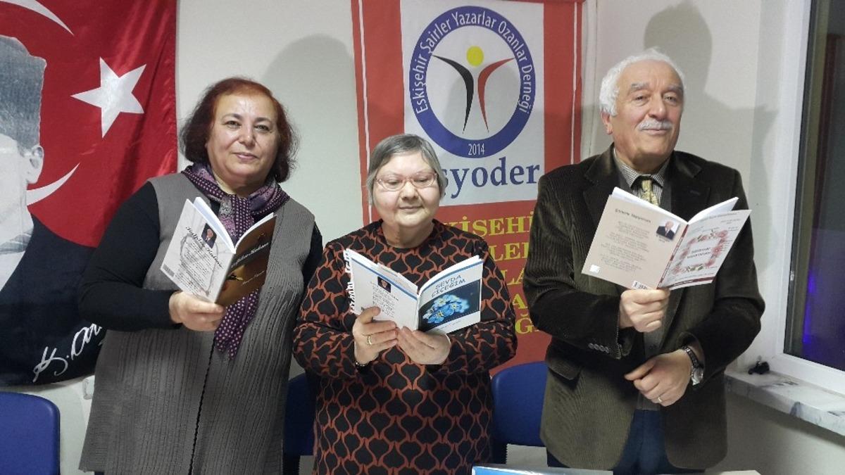 Şairler ve ozanlar, &lsquo;sevgi ve saygı&rsquo; konulu şiirlerini okuyup t&uuml;rk&uuml;lerini s&ouml;ylediler
