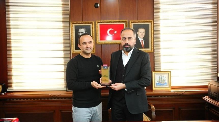 Cumhurbaşkanından aldığı &ouml;d&uuml;l&uuml; Rekt&ouml;r Şevli&rsquo;ye verdi