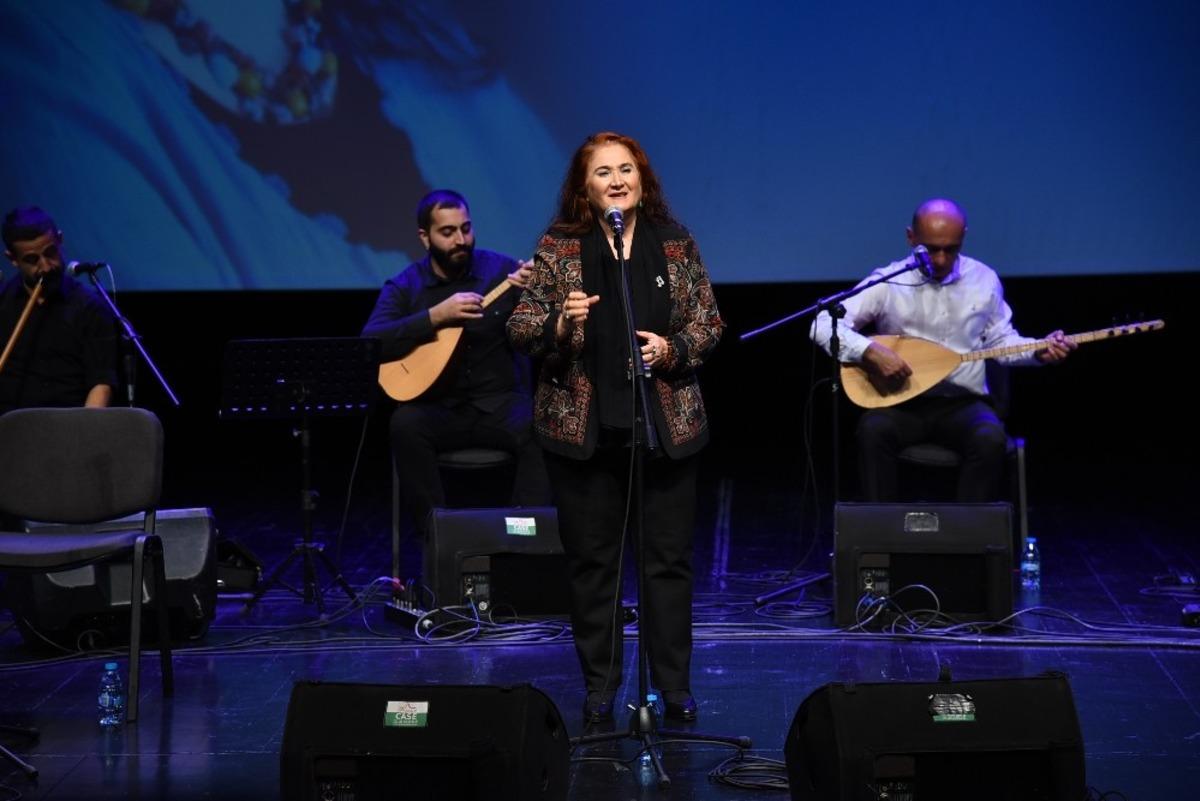Sabahat Akkiraz 50&rsquo;inci sanat yılını Kadık&ouml;y&rsquo;de kutladı