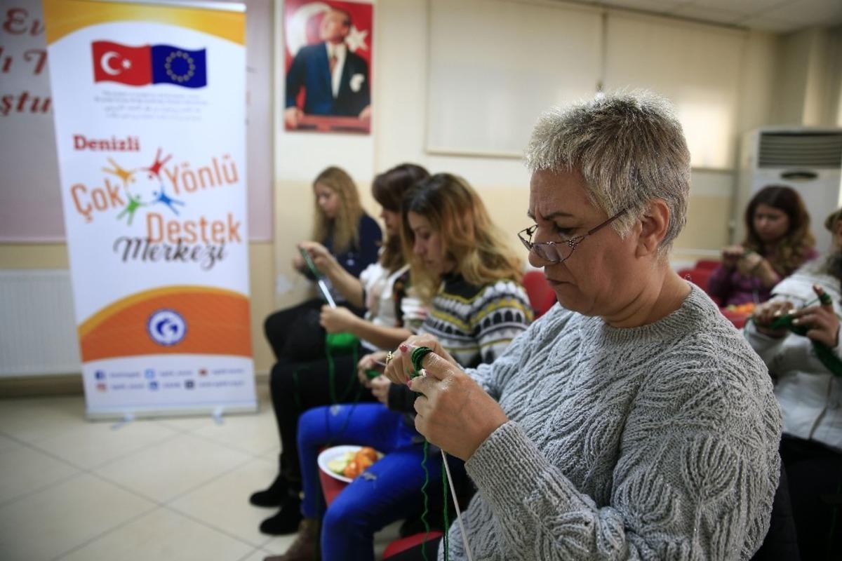 Sığınmacı kadınlar depremzedeler i&ccedil;in kolları sıvadı