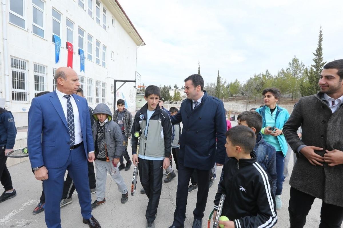 Teniste başarı sağlayan cevizli k&ouml;y&uuml; &ouml;ğrencilerine destek