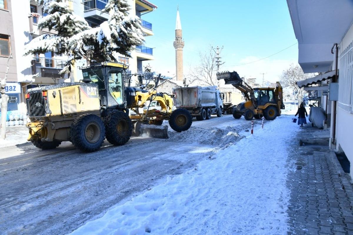 Isparta Belediyesi ekipleri kar ve buzlanmaya karşı 24 saat esasıyla &ccedil;alışıyor