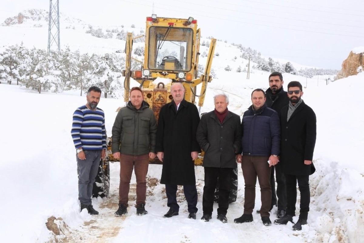 Tuşba Belediyesinden karla m&uuml;cadele &ccedil;alışması