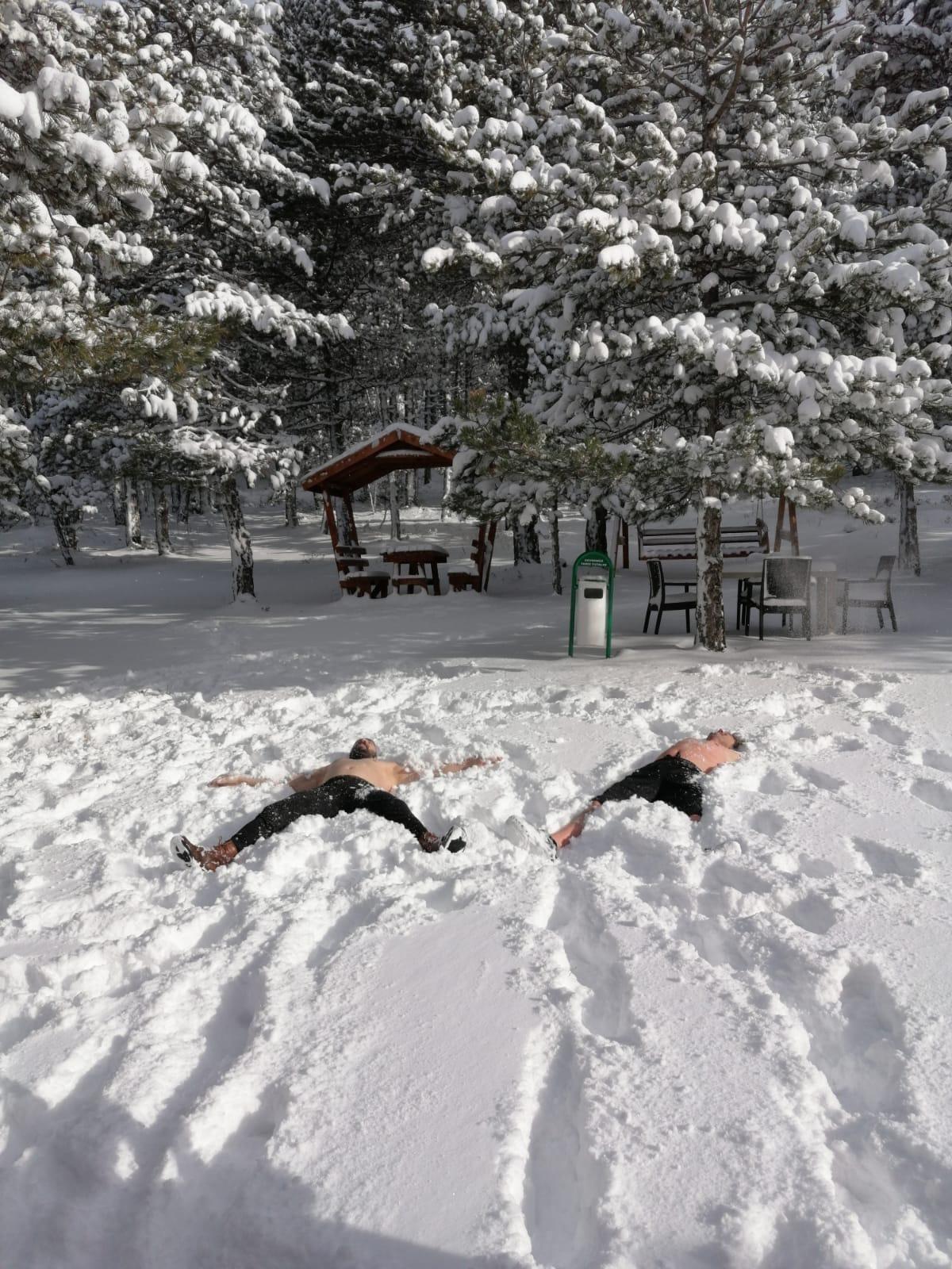 Kar banyosu yaptılar!