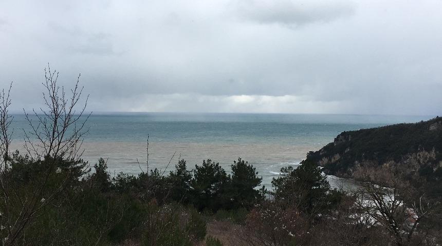 Bartın&rsquo;da &ccedil;amurlu su denizi sarıya boyadı