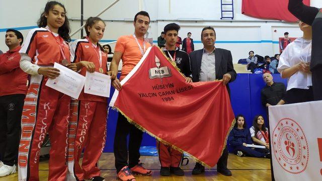 Nizip, kick boksta Türkiye şampiyonu oldu