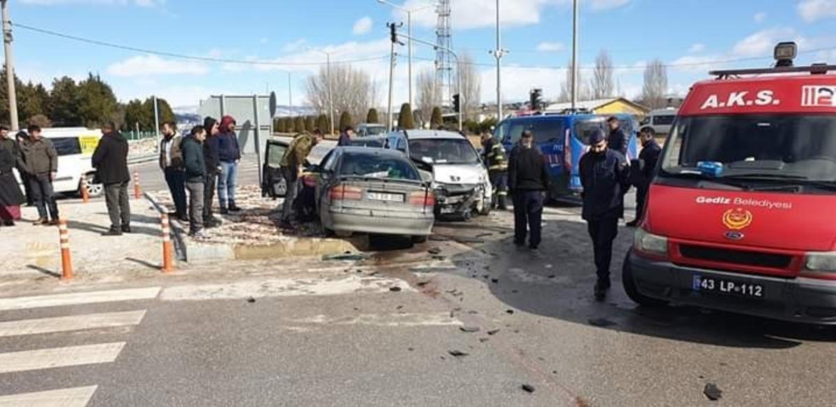 Gediz&rsquo;de trafik kazası: 6 yaralı