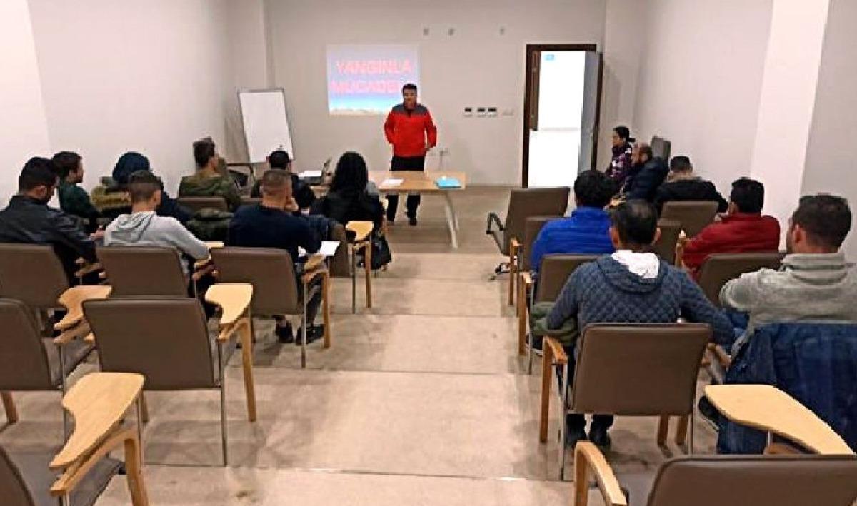 G&ouml;n&uuml;ll&uuml; itfaiyeciler yangına m&uuml;dahale edebilecek