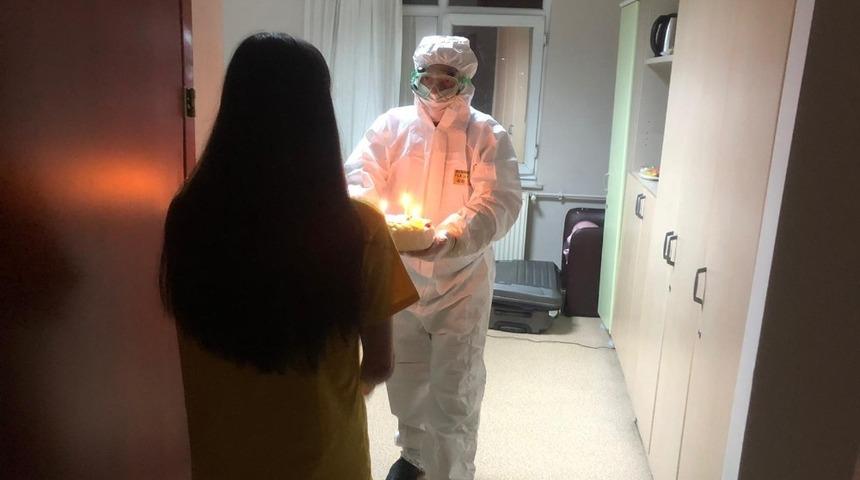  &Ccedil;in&rsquo;den tahliye edilen &ouml;ğrenci doğum g&uuml;n&uuml;n&uuml; karantina odasında kutlandı