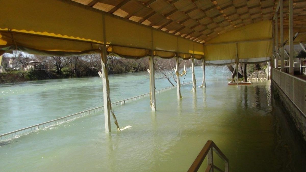 Manavgat ırmağında su seviyesi y&uuml;kseldi, tesisler su altında kaldı