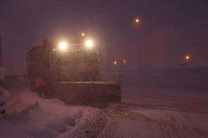 Kar ve buzlanma nedeniyle Bolu Dağı'ndan tırların geçişine izin verilmiyor G2