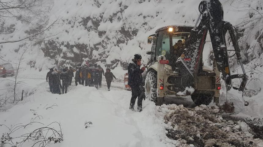 Yol a&ccedil;ma &ccedil;alışmasında iş makinesi u&ccedil;urumdan yuvarlandı: 1 &ouml;l&uuml;, 2 yaralı