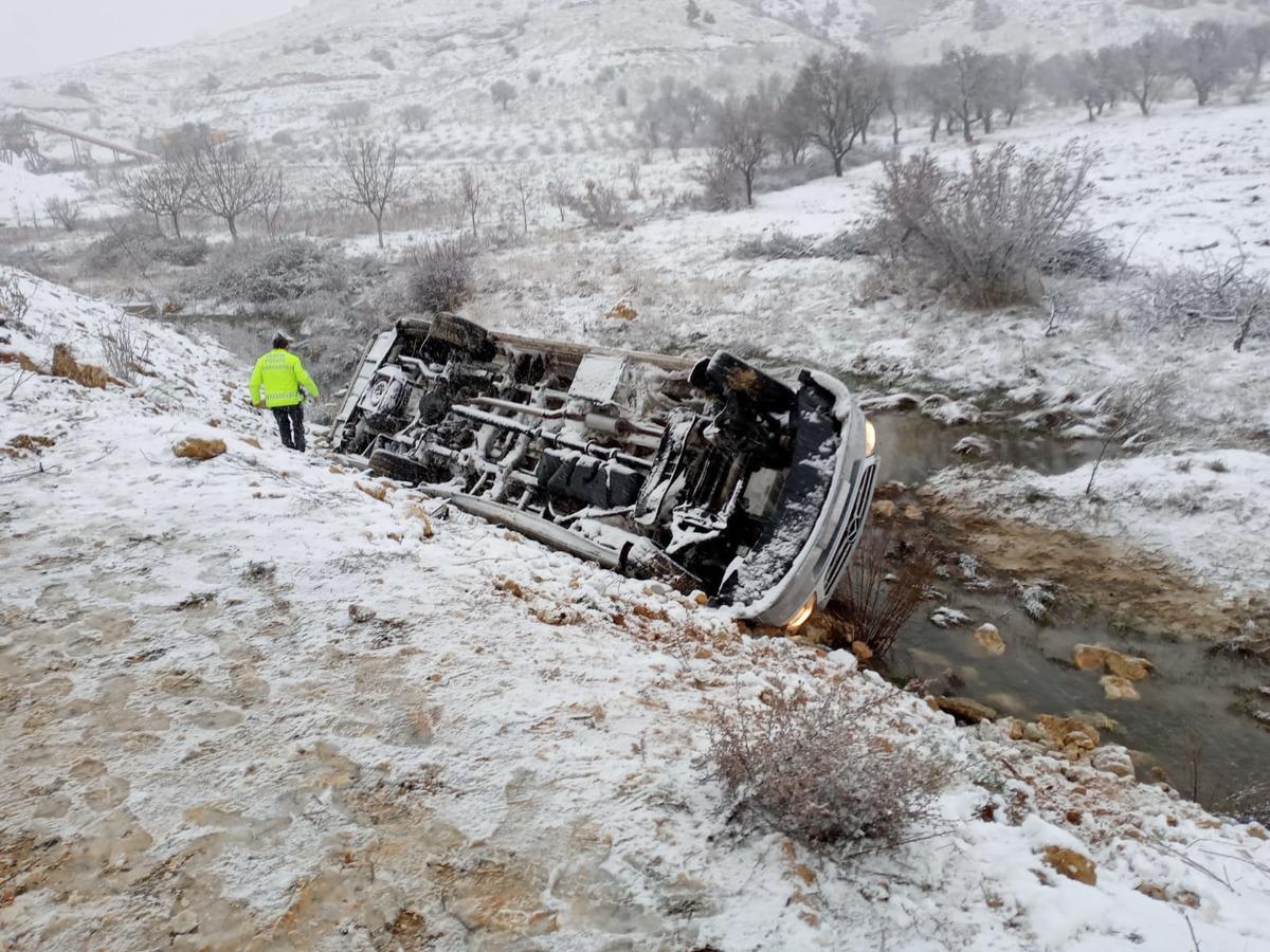 Engelli basketbol takımını taşıyan minib&uuml;s devrildi: 13 yaralı