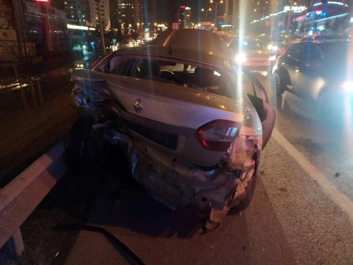 Esenyurt&rsquo;ta kontrolden &ccedil;ıkan otomobil iki araca &ccedil;arptı: 3 yaralı