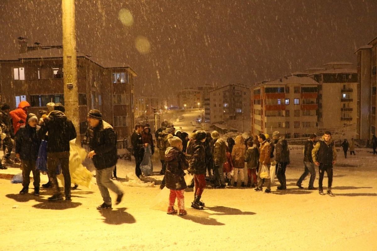 Karab&uuml;k'te kar eğlencesi hastanede bitti