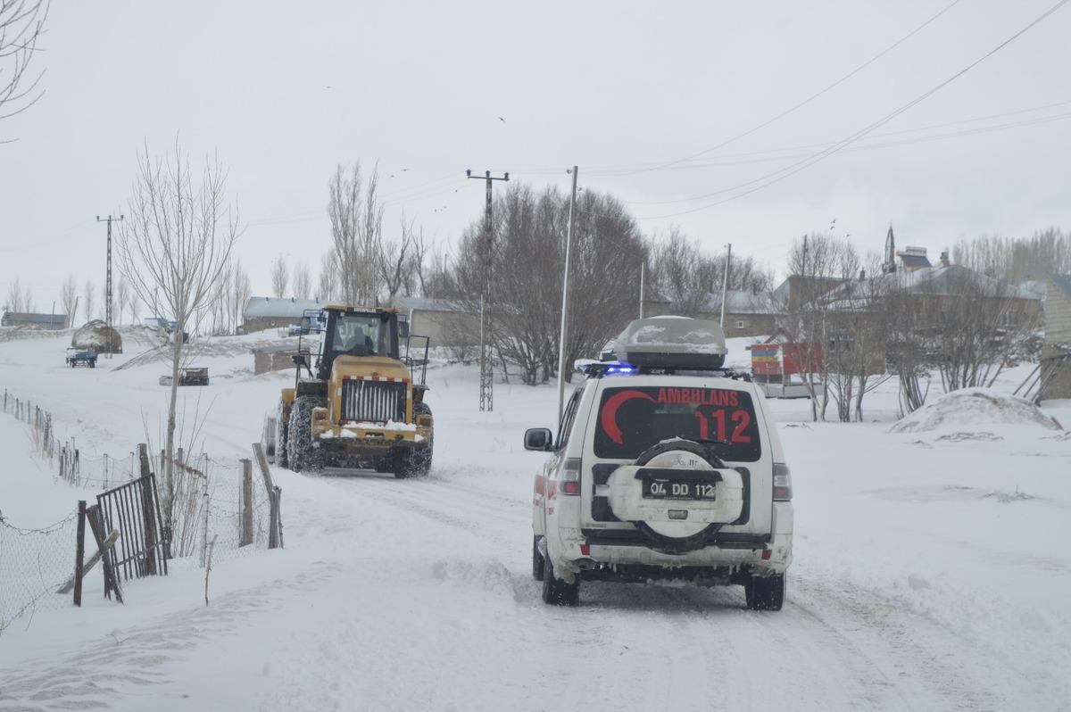 Sancısı olan hastaya iş makinesiyle yolu a&ccedil;ıp ulaştılar