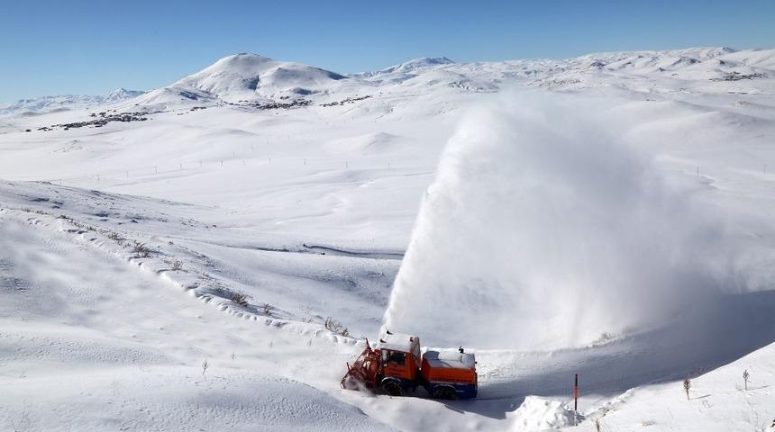 Van’da 765 yerleşim yeri ulaşıma kapandı