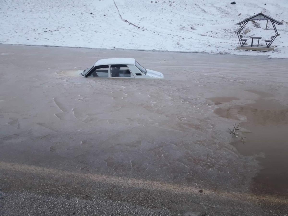Su birikintisine d&uuml;şen ara&ccedil; buz tuttu