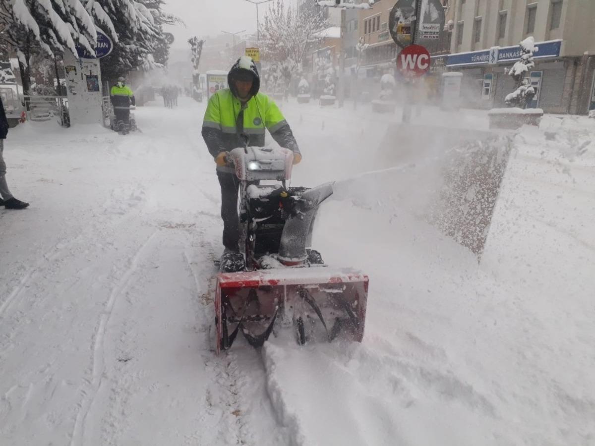 Van B&uuml;y&uuml;kşehir Belediyesinden karla m&uuml;cadele &ccedil;alışması
