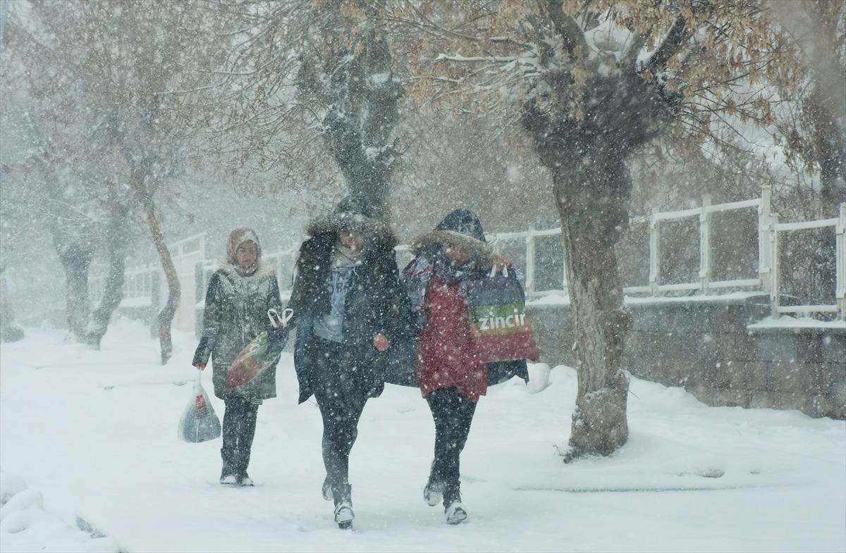 Doğu'daki 4 ilde 2 bin 7 yerleşim birimine ulaşım sağlanamıyor
