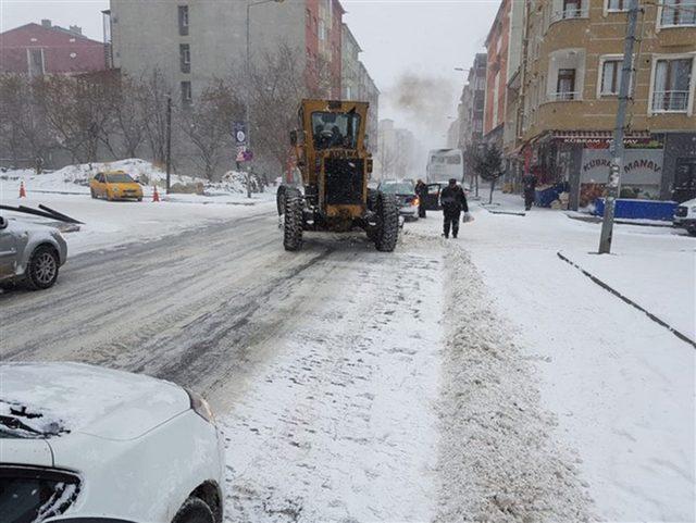 Kars Belediyesi kaldırım ve caddelerin karını temizliyor