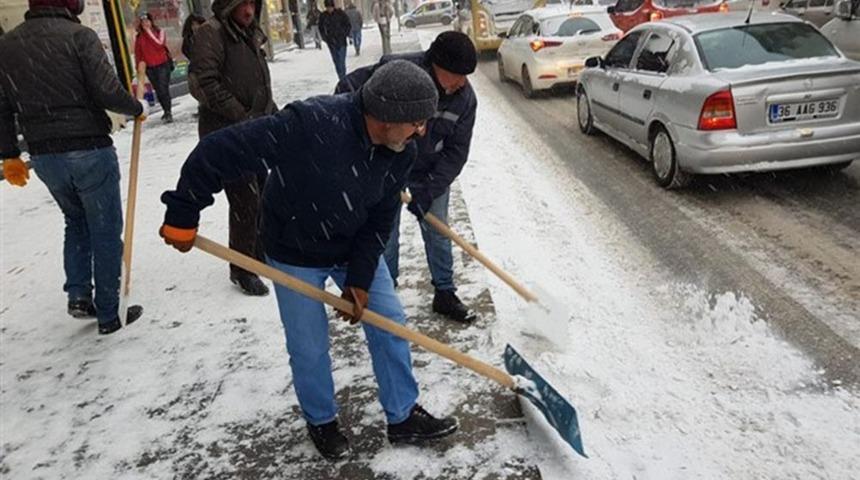 Kars Belediyesi kaldırım ve caddelerin karını temizliyor