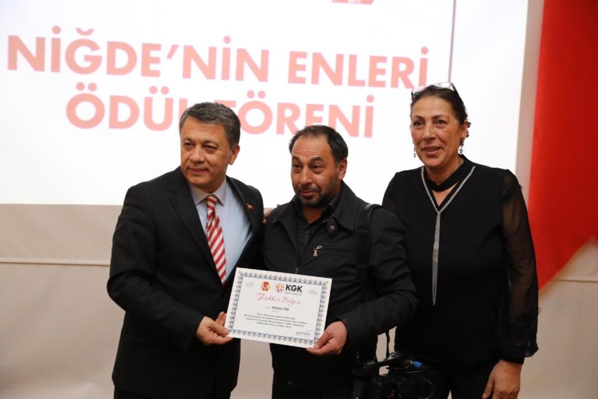 Niğde&rsquo;de yılın enlerine plaket