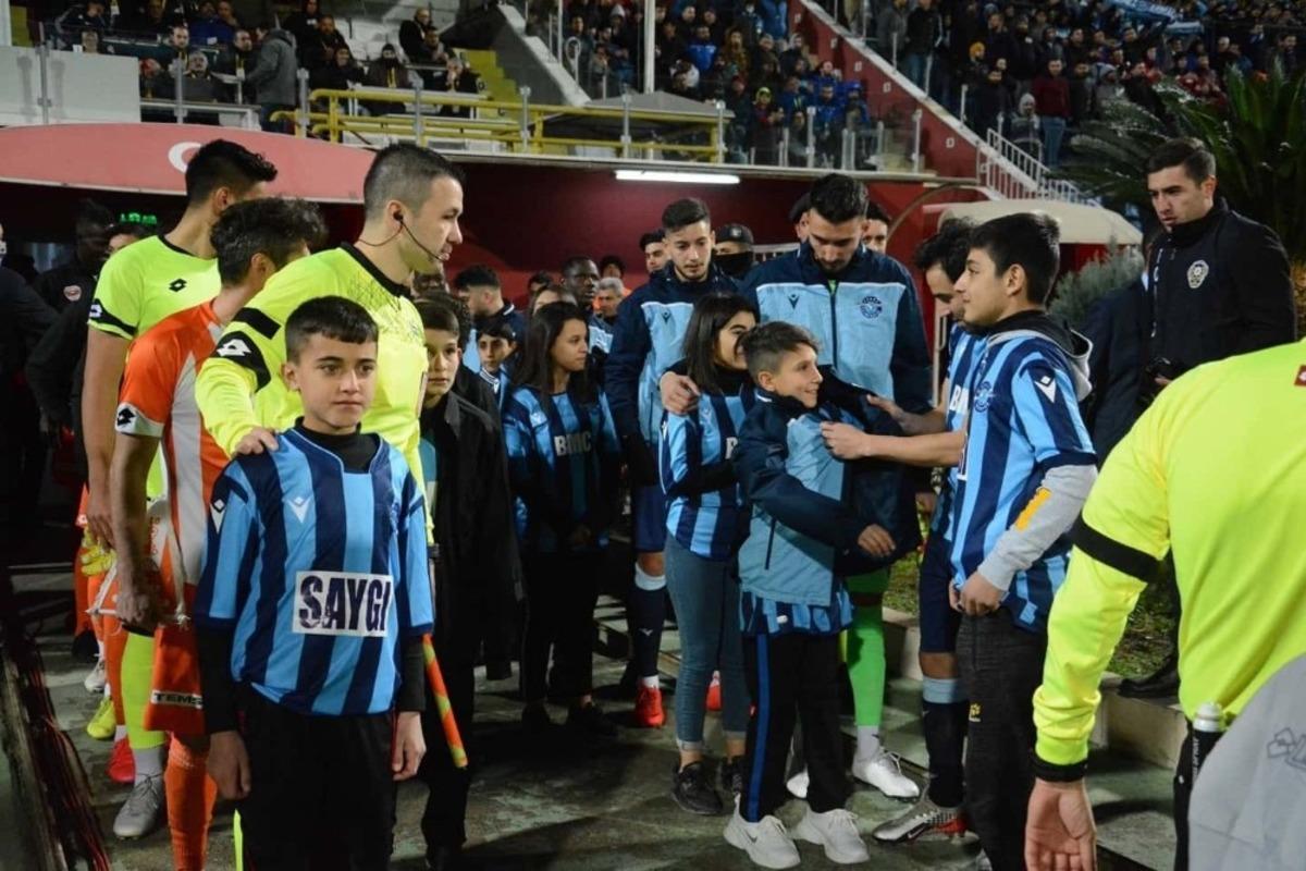 Futbolcu olmak isteyen &ouml;ğrenciler ma&ccedil;a g&ouml;t&uuml;r&uuml;ld&uuml;