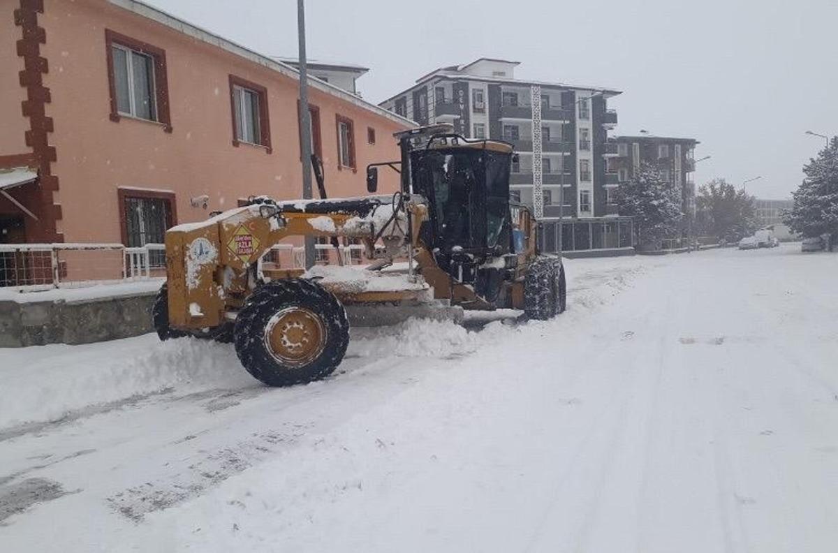 Aziziye&rsquo;de karla m&uuml;cadele &ccedil;alışmaları devam ediyor