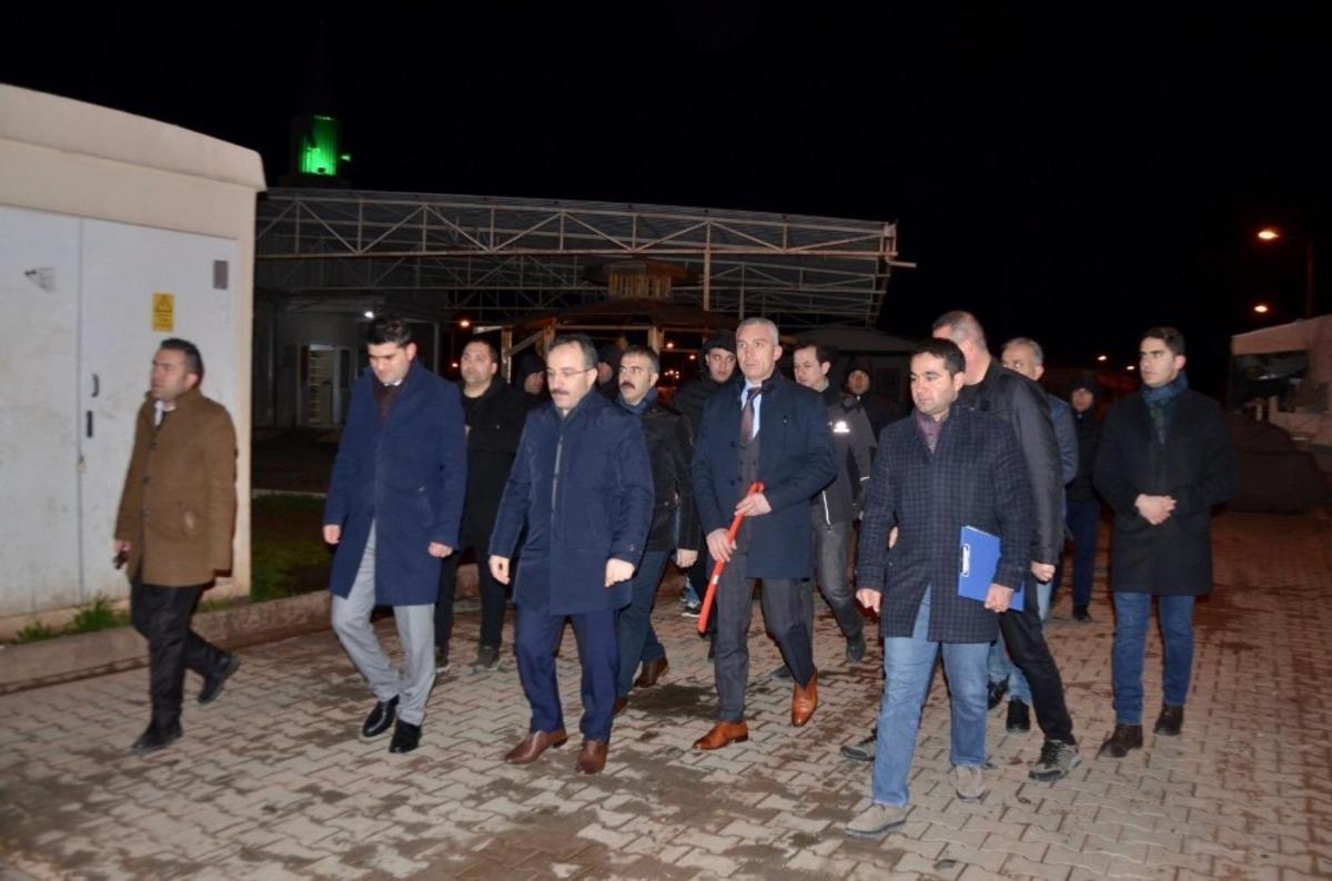 Bakan Yardımcısı &Ccedil;ataklı Deprem b&ouml;lgesine g&ouml;nderilecek konteynerleri inceledi