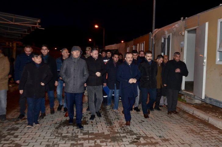 Bakan Yardımcısı Çataklı Deprem bölgesine gönderilecek konteynerleri inceledi G2