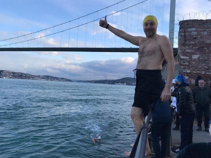 Buz gibi havada İstanbul Boğazı’nda yüzdüler G1