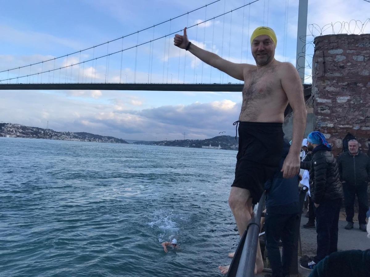 Buz gibi havada İstanbul Boğazı&rsquo;nda y&uuml;zd&uuml;ler