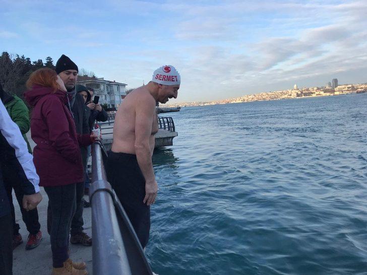 Buz gibi havada İstanbul Boğazı’nda yüzdüler G3