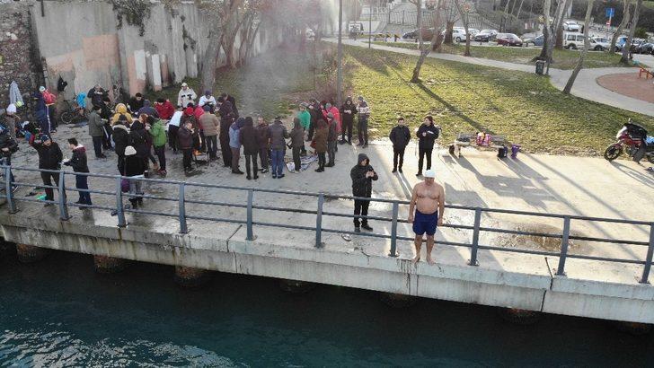 Buz gibi havada İstanbul Boğazı’nda yüzdüler G5