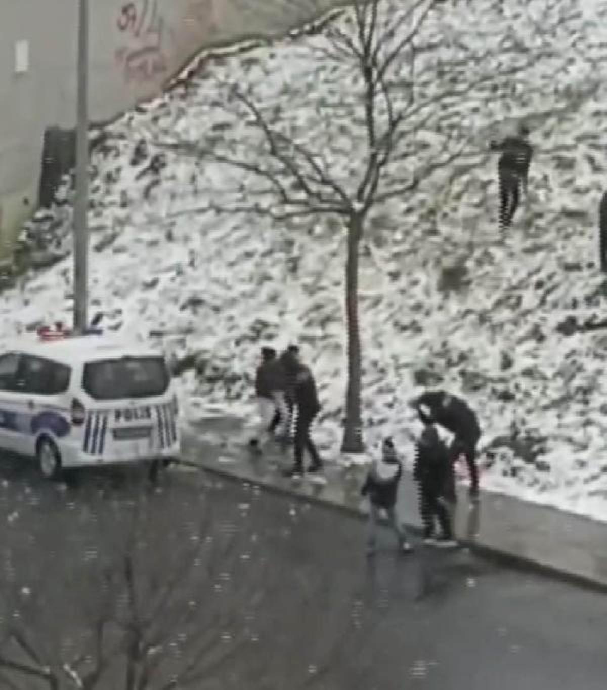 İstanbul'da &ccedil;ocukların kar tapu eğlencesi! Polisler de katıldı