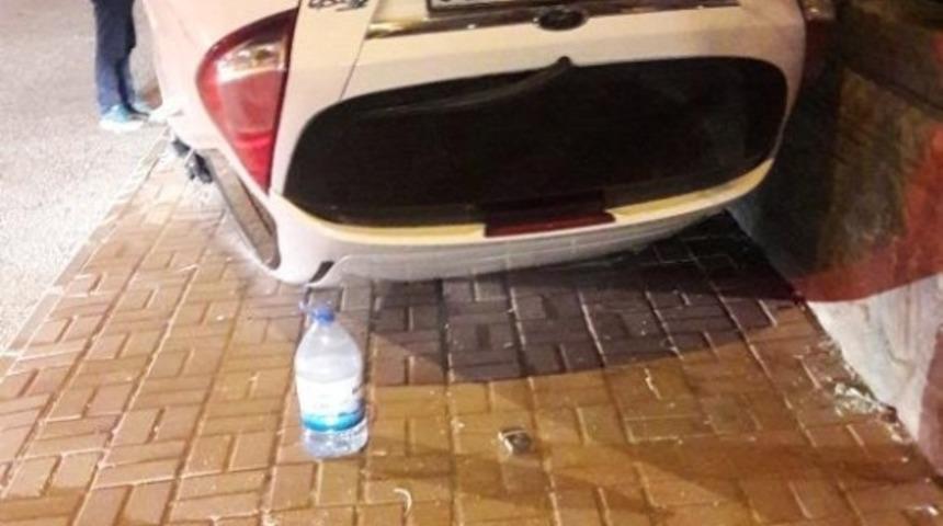 Buzlanan yolda otomobil takla attı