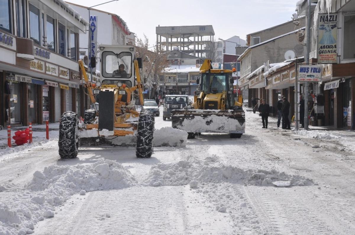 Bulanık&rsquo;ta karla m&uuml;cadele &ccedil;alışması