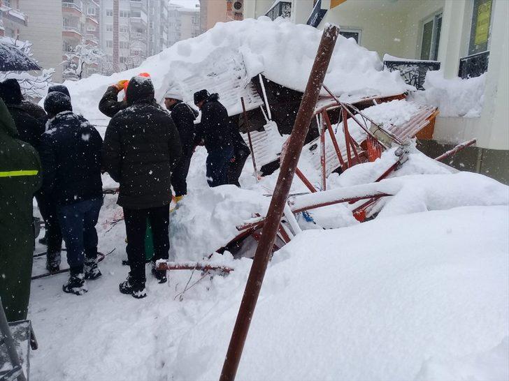 Arhavi'de kar nedeniyle pazar yerinin çatısı çöktü: 1 yaralı G2