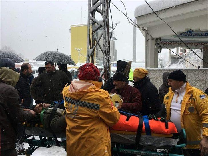 Arhavi'de kar nedeniyle pazar yerinin çatısı çöktü: 1 yaralı G3