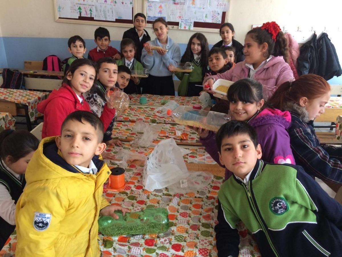 Patnoslu &ouml;ğrenciler kuşlara yem bıraktı