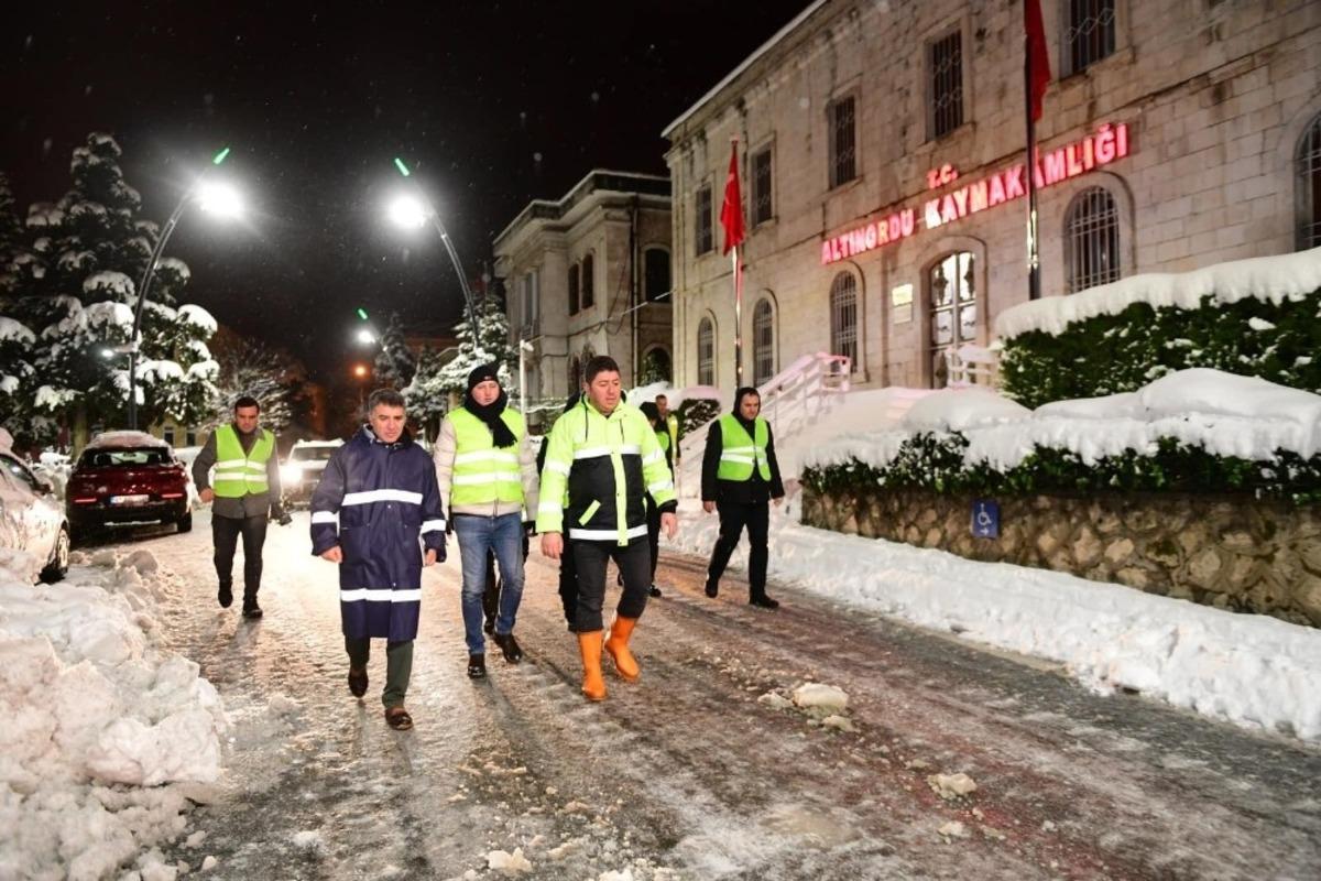 Başkan T&ouml;ren karla m&uuml;cadele &ccedil;alışmalarını yerinde inceledi