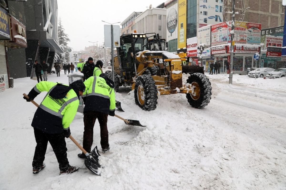 Vali Bilmez karla m&uuml;cadele &ccedil;alışmalarını yerinde inceledi