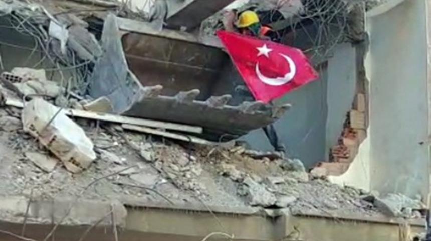 Yıkımda iş&ccedil;inin bayrak hassasiyeti duygulandırdı