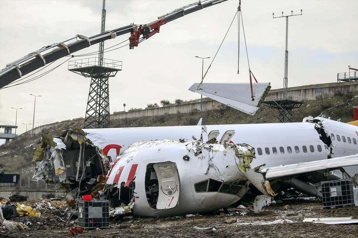 Sabiha G&ouml;k&ccedil;en'de pistten &ccedil;ıkan u&ccedil;ağın enkazı kaldırılıyor