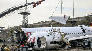 Sabiha Gökçen'de pistten çıkan uçağın enkazı kaldırılıyor