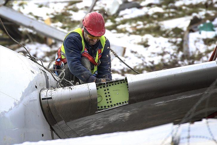 Sabiha Gökçen'de pistten çıkan uçağın enkazı kaldırılıyor G2