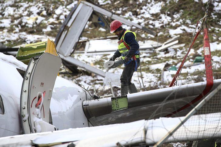 Sabiha Gökçen'de pistten çıkan uçağın enkazı kaldırılıyor G3